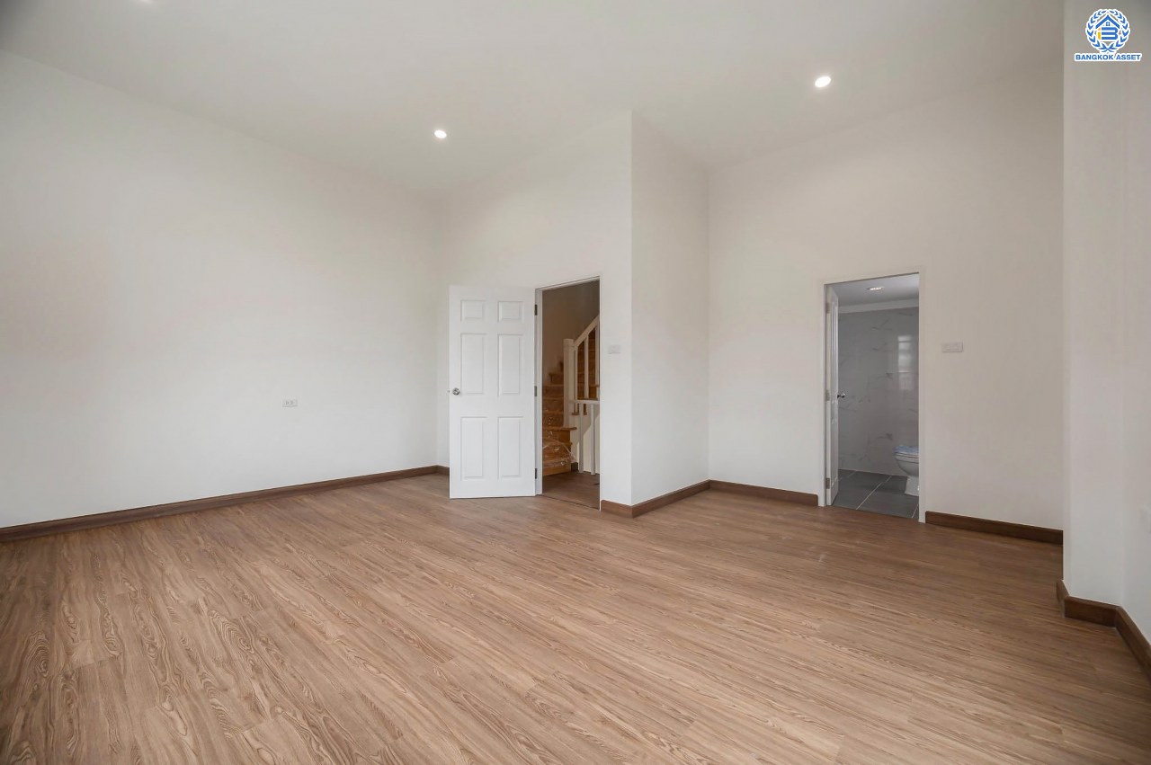 บ้านมือสองตกแต่งใหม่ โครงการ ปริญลักษณ์ วงแหวน-สาทร หลังมุม เนื้อที่ 36.9 ตร.ว. ฟังก์ชัน 3 ห้องนอน 4 ห้องน้ำ 2 ที่จอดรถ ภายในกว้าง พื้นที่ใช้สอยเยอะ บนทำเลเดินทางสะดวก ติดถนนกาญจนาภิเษก เชื่อมต่อถนนเพชรเกษม, ถนนกัลปพฤกษ์ ใกล้รถไฟฟ้าสายสีน้ำเงิน "สถานีหลักสอง"